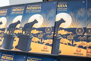 La Revista de la Feria de Mérida 2026 ya está disponible gratuitamente en la puerta del Ayuntamiento