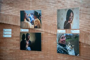 El Centro Cultural Alcazaba acoge hasta el 9 de octubre la exposición “WOMEN”, que pone el foco en las desigualdades que viven millones de mujeres