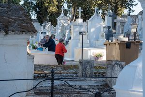 El Ayuntamiento realiza todos los preparativos en el Cementerio Municipal para que las y los emeritenses acudan, como es tradición, en la festividad de Todos los Santos y de los Fieles Difuntos