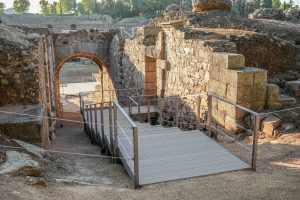 Rodríguez Osuna subraya la importancia del turismo accesible durante la visita a la nueva pasarela del Anfiteatro romano, que mejora la accesibilidad y amplía los recorridos turísticos